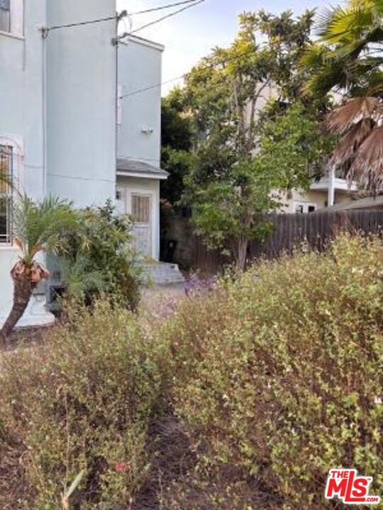 1212 1214 S Tremaine Avenue, Los Angeles CA: https://media.crmls.org/mediaz/095570d3-44fc-44f0-bf8f-75ad9015723a.jpg