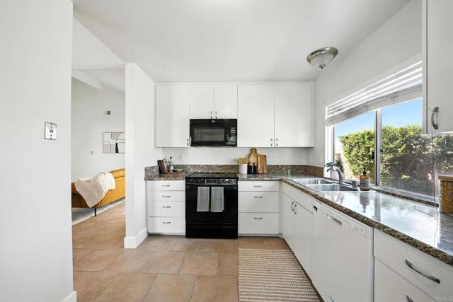 801 Caminito Azul, Carlsbad CA: https://media.crmls.org/mediaz/0955cd83-482f-47ec-95ab-206d34237832.jpg