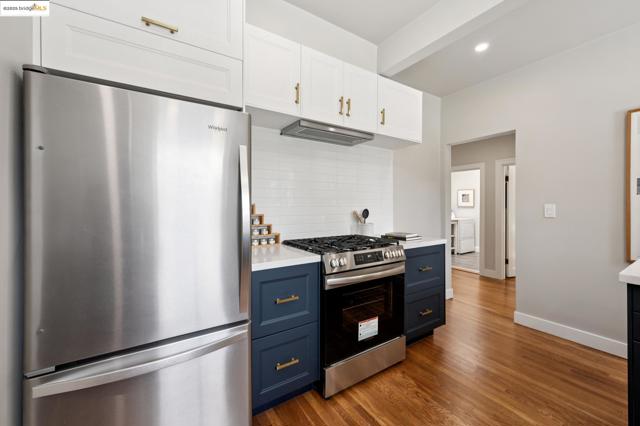 485 Hardy St, Oakland CA: https://media.crmls.org/mediaz/095617ef-1a90-4356-b61a-fc275ba8bee7.jpg