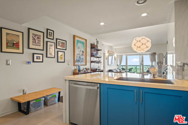 13700 Marina Pointe Drive, Marina del Rey CA: https://media.crmls.org/mediaz/09571a2f-5777-4786-b241-ccbd4d3d2383.jpg