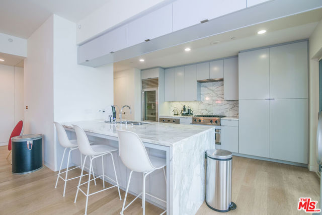 1 W Century Drive, Los Angeles CA: https://media.crmls.org/mediaz/09578974-897f-4a4b-a7b2-59d8e041797c.jpg