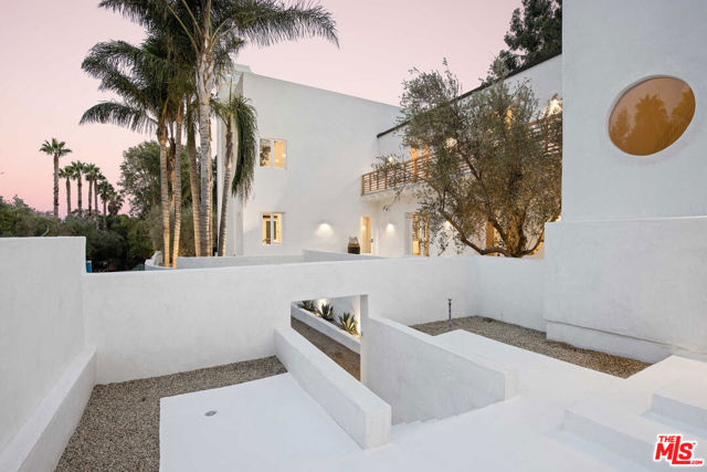 27405 Pacific Coast Highway, Malibu CA: https://media.crmls.org/mediaz/0957a535-d304-45fd-96af-5884e487a8b7.jpg