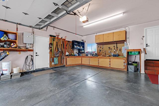 20340 Hunters Knls, Castro Valley CA: https://media.crmls.org/mediaz/095a77f8-3a03-4af2-a034-dca5fe5a282f.jpg