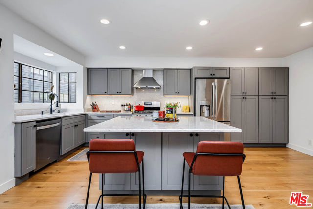5731 Topanga Canyon Boulevard, Woodland Hills CA: https://media.crmls.org/mediaz/095aa26e-9783-4999-b3bb-81d60ac3f121.jpg