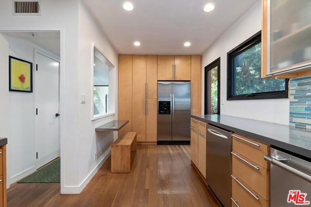 832 Superba Avenue, Venice CA: https://media.crmls.org/mediaz/095aae7c-72e5-42c8-9803-cd05fd4c1ab2.jpg