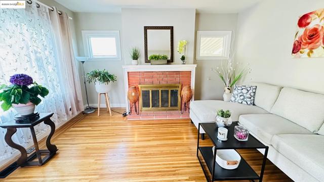 840 Key Route Blvd, Albany CA: https://media.crmls.org/mediaz/095b34c7-dddf-4c2f-a292-edb55ef09b5d.jpg