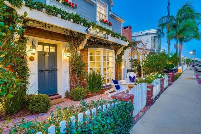 75 Corinthian Walk, Long Beach CA: https://media.crmls.org/mediaz/095b51f0-67e2-4e3f-8f96-eb56febd760c.jpg