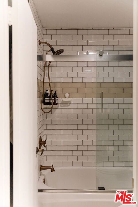 https://media.crmls.org/mediaz/095ba790-74f8-47f5-9e9a-36cb08a89090.jpg?preset=X-Large