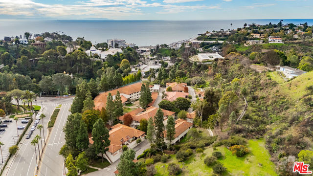 501 Palisades Drive, Pacific Palisades CA: https://media.crmls.org/mediaz/095bc946-a336-4bee-9339-62479c5f7ab2.jpg