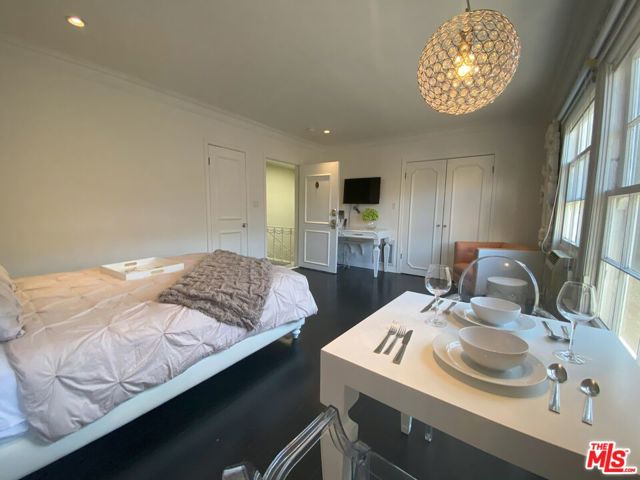 1724 El Cerrito Place, Los Angeles CA: https://media.crmls.org/mediaz/095ca9a4-a6b5-4c67-85d1-c613052ddcb6.jpg