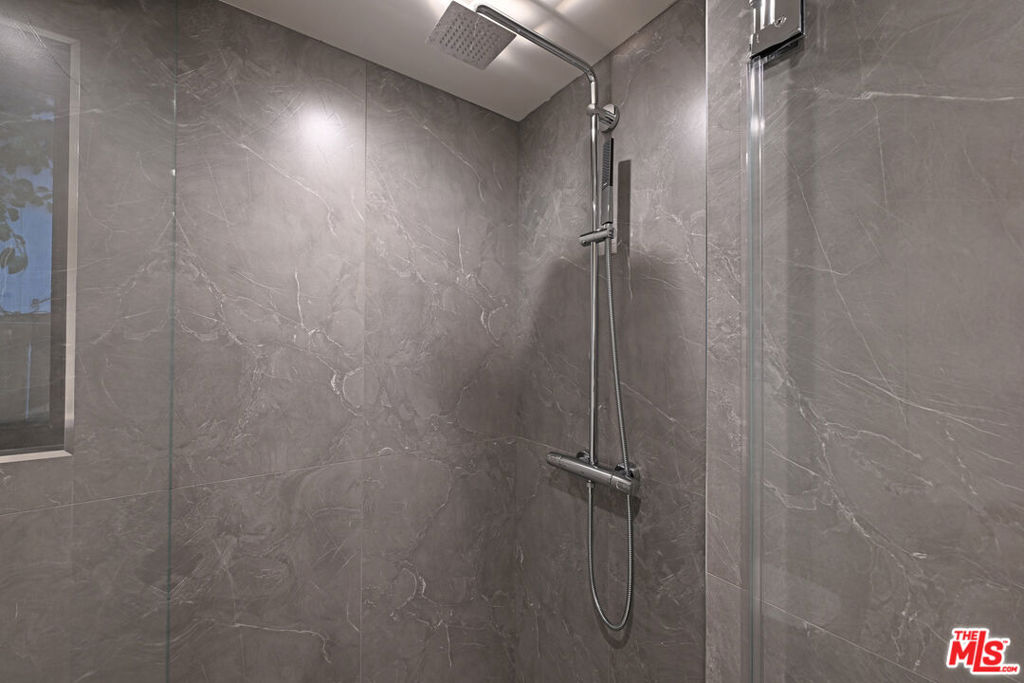 https://media.crmls.org/mediaz/095ccd4e-1e1b-4505-ad21-784820dd0657.jpg?preset=X-Large