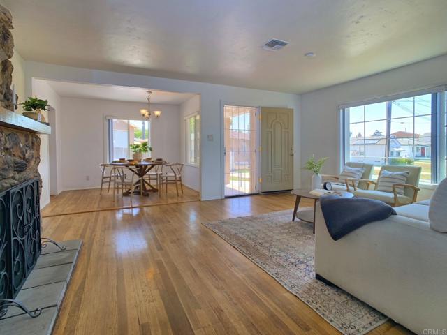 161 Twin Oaks Circle, Chula Vista CA: https://media.crmls.org/mediaz/095daaed-830a-4ff7-8da2-e9b07ba5b4c4.jpg