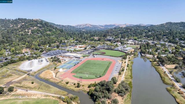 100 Black Log Rd, Kentfield CA: https://media.crmls.org/mediaz/095e8502-7f32-42fe-9c56-76cbf717bf76.jpg
