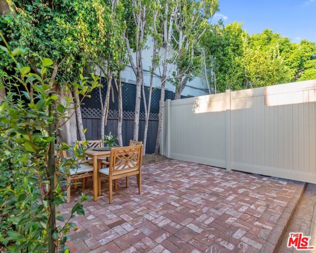 7957 Fountain Avenue, West Hollywood CA: https://media.crmls.org/mediaz/095ebfe7-0a6c-4831-a7d8-dfd931f123fb.jpg
