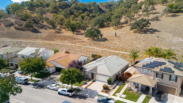 9881 Rancho Hills Drive, Gilroy CA: https://media.crmls.org/mediaz/095f2c57-3a52-41c7-8447-d32be7d157bd.jpg