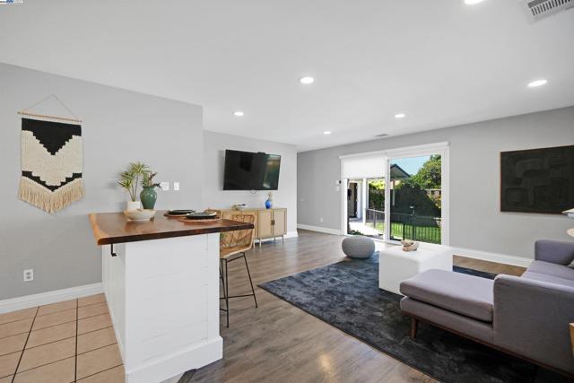 17303 Via Andeta, San Lorenzo CA: https://media.crmls.org/mediaz/095f4368-7524-441c-9662-9952e2a1d507.jpg