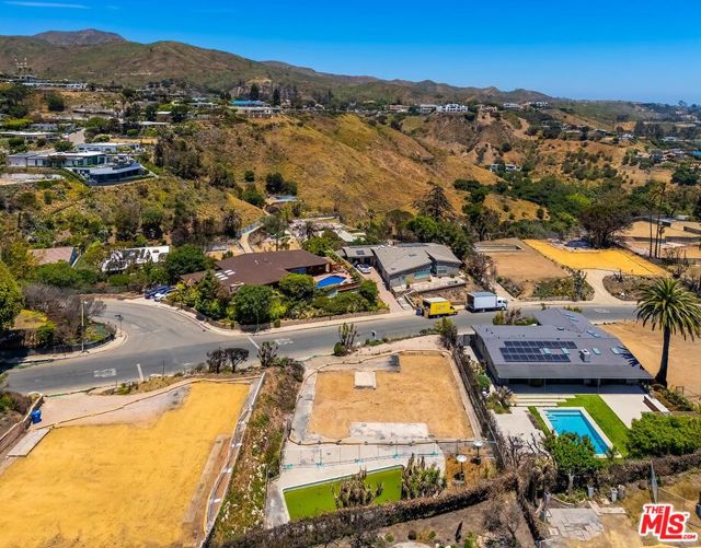 1033 Lachman Lane, Pacific Palisades CA: https://media.crmls.org/mediaz/095f490a-9639-4c7c-8250-e35ce90b9c49.jpg