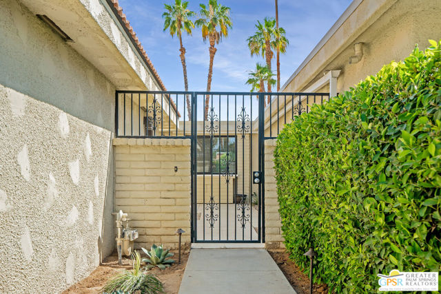 2365 S Oakcrest Drive, Palm Springs CA: https://media.crmls.org/mediaz/09615a2c-1561-4800-a0e0-64aa63fb8133.jpg
