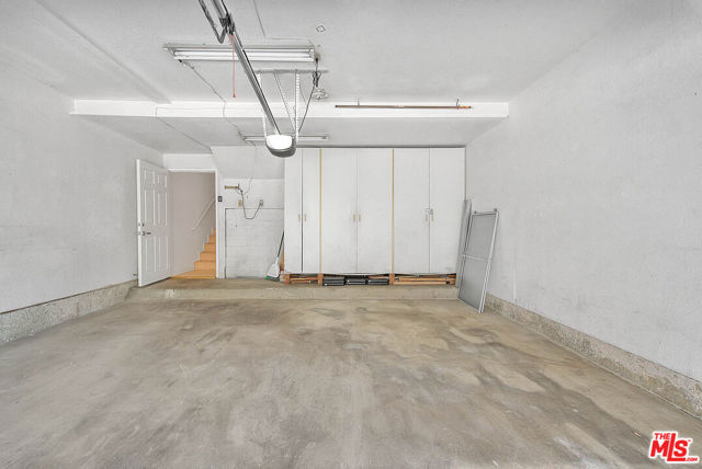 8741 Darby Avenue, Northridge CA: https://media.crmls.org/mediaz/0961cd47-ee0f-455d-ae63-f79c826920da.jpg