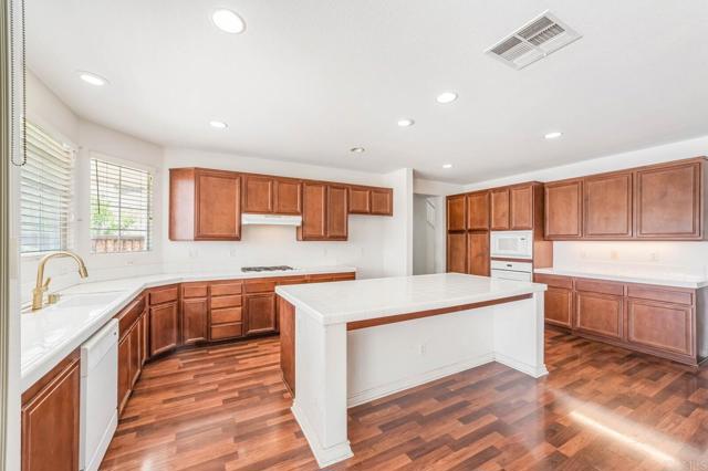 41013 Sunsprite St, Lake Elsinore CA: https://media.crmls.org/mediaz/0961f4f0-7535-4028-87bc-8ad0300fe32a.jpg