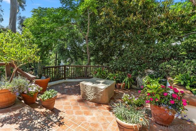 7728 Ludington Pl, La Jolla CA: https://media.crmls.org/mediaz/09627765-7e5b-4f5e-9b94-935cdeed11e5.jpg