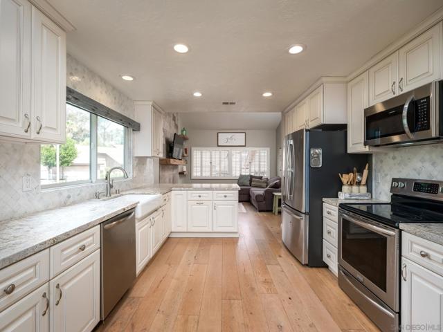 1833 Wintergreen Gln, Escondido CA: https://media.crmls.org/mediaz/0963bc09-8f15-40ac-b76b-9f40b5101453.jpg