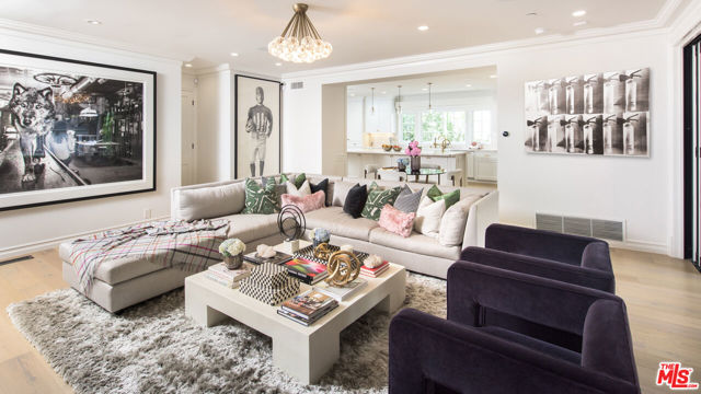 9885 Carmelita Avenue, Beverly Hills CA: https://media.crmls.org/mediaz/0963e62e-6b09-4d1c-a5af-4b7a04915b61.jpg