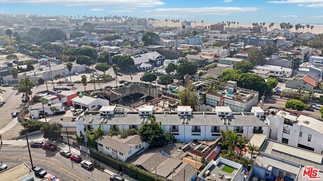 815 Hampton Drive, Venice CA: https://media.crmls.org/mediaz/09656d01-34ae-481c-ba65-97506b993bc4.jpg