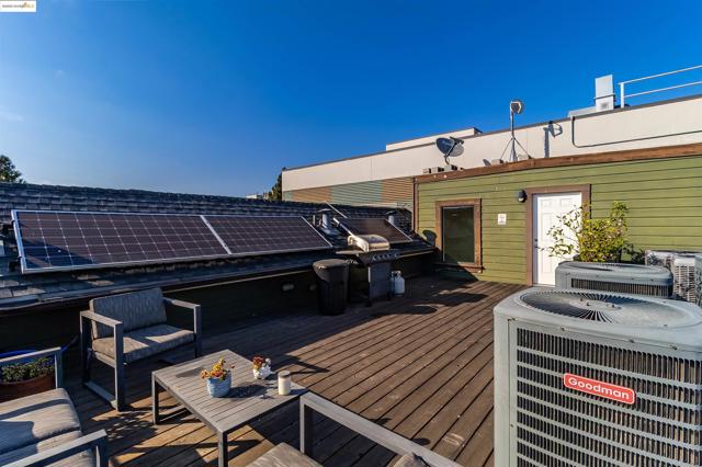 410 Webster St, Oakland CA: https://media.crmls.org/mediaz/0965c78b-1db1-41aa-bd67-934885cd8594.jpg