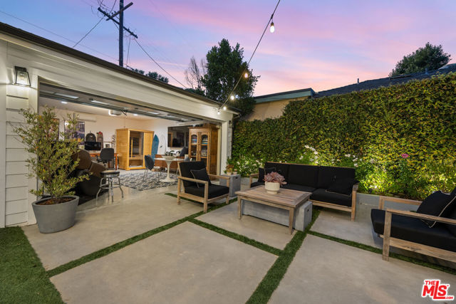 4943 Stern Avenue, Sherman Oaks CA: https://media.crmls.org/mediaz/0966821d-f526-4e5f-af44-a2cc80070225.jpg