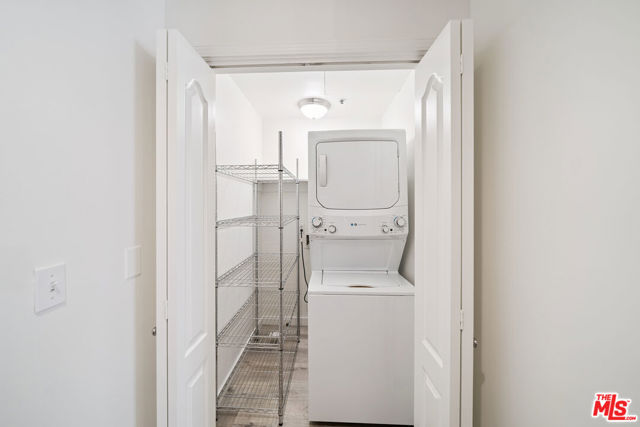 2335 S Bentley Avenue, Los Angeles CA: https://media.crmls.org/mediaz/096748c7-f04b-4fe2-b49b-f67676a77396.jpg