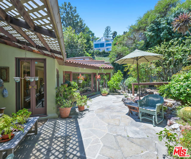 2228 Vista Del Mar Place, Los Angeles CA: https://media.crmls.org/mediaz/096750ee-d561-4dc3-afb3-435b34df727a.jpg