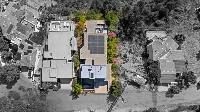 103 Diablo Dr, Oakland CA: https://media.crmls.org/mediaz/0967ecfc-66a4-4bac-a618-3d2950a48fe7.jpg
