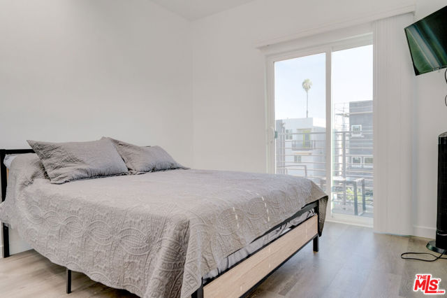 1875 W 20th Street, Los Angeles CA: https://media.crmls.org/mediaz/096802b9-b82b-4e1c-9742-852e79801e41.jpg