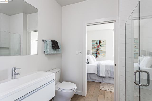 861 W Grand Ave, Oakland CA: https://media.crmls.org/mediaz/09681040-0894-4765-8357-3f39c2527ef4.jpg