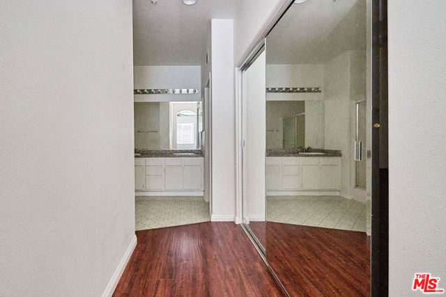 915 Somerville, Irvine CA: https://media.crmls.org/mediaz/096871c0-8eec-4f99-aa44-7ab3aee68517.jpg