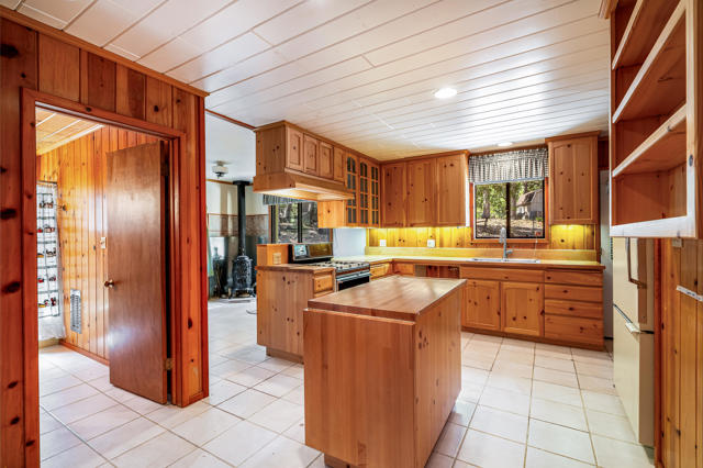 52551 Pine Ridge Road, Idyllwild CA: https://media.crmls.org/mediaz/09688dd7-735b-4dac-8af6-4562c488b19a.jpg