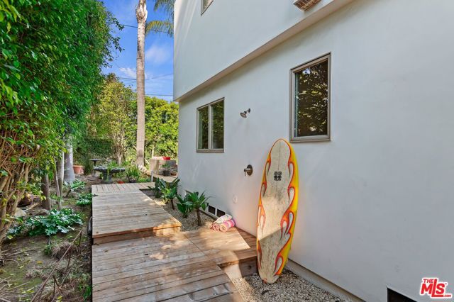 1312 Shoreline Drive, Santa Barbara CA: https://media.crmls.org/mediaz/0968a5a7-432f-4517-89ba-0190a51b2261.jpg