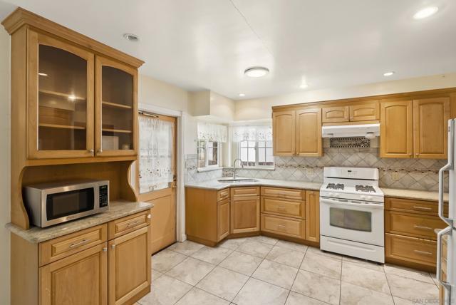 5750 Roanoke St, San Diego CA: https://media.crmls.org/mediaz/096919a9-d5c2-462d-a265-55bf3e8c9e48.jpg
