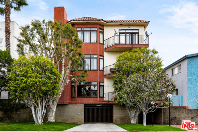 911 5Th Street 202 Santa Monica, California Spacious, one-level condominium with no common walls, 5 blocks to Ocean Avenue. Tremendous light-filled unit with lofty ceilings, hardwood floors, recessed lighting, crown molding, both bedrooms with en-suite private bathroom, plus office/den, (or potential for a third bedroom). The primary bathroom has a separate shower, and jacuzzi tub, and a dry sauna room. Custom window blinds, fresh white kitchen cabinets with plenty of storage, and stainless-steel appliances. Move-in ready, in absolutely pristine condition. Security building with lobby, elevator, open patio off den/office, small community pool, and lounge area, earthquake ins., secured two car side by side parking, 6-unit intimate building. Stellar location, 5 blocks to the beach and 2 blocks to Montana Ave shopping/coffee houses/restaurants and more. Excellent school district. A true "must see" unit to feel the abundant natural light, open floorplan, and high ceiling features of this unique home.
