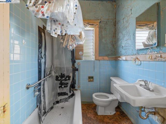 1013 Chestnut St, Oakland CA: https://media.crmls.org/mediaz/096a2aa1-4bf4-4f9a-8e15-c1156ceedbc7.jpg