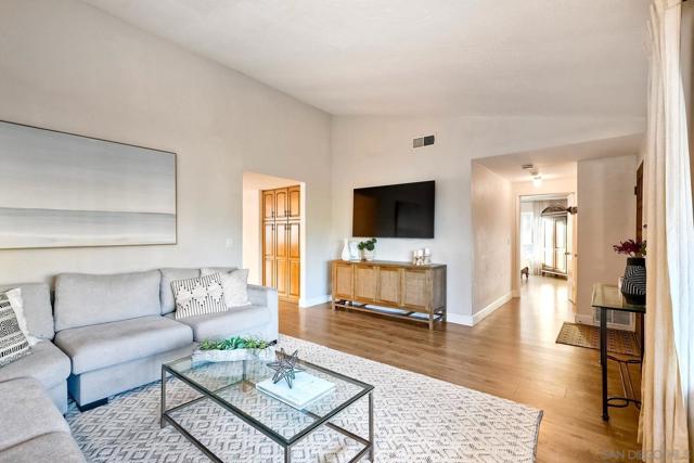 7219 Mimosa Dr, Carlsbad CA: https://media.crmls.org/mediaz/096a5589-d425-4cdc-b6ac-cd9dce44f894.jpg