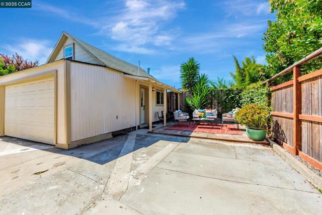 941 45Th St, Oakland CA: https://media.crmls.org/mediaz/096a918d-6383-49be-bba8-5ce8bac45c5f.jpg