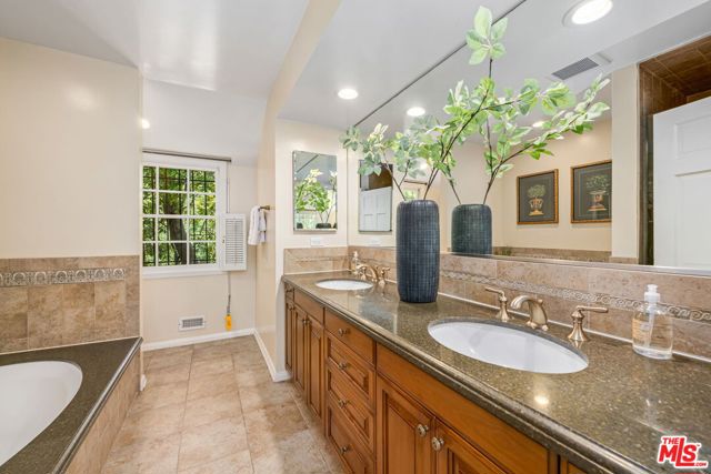 1376 San Ysidro Drive, Beverly Hills CA: https://media.crmls.org/mediaz/096bcff6-f9b8-44f9-bfbc-c50942bfd587.jpg