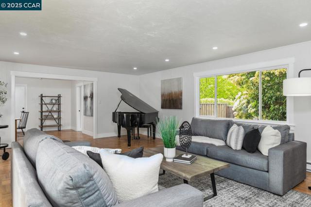 3115 Ebano Dr, Walnut Creek CA: https://media.crmls.org/mediaz/096befc0-7fff-4677-8011-dc700b14d2db.jpg