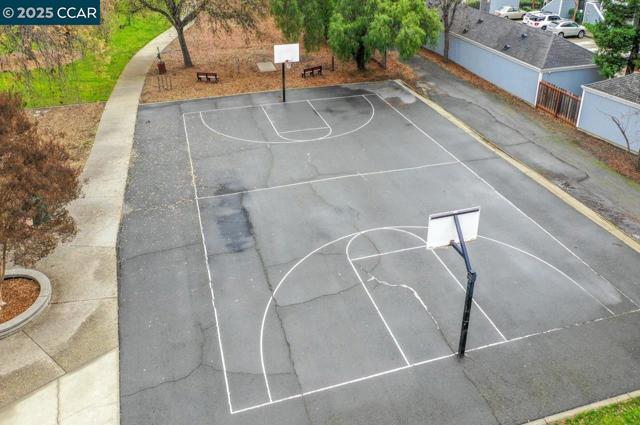 2742 Oak Rd, Walnut Creek CA: https://media.crmls.org/mediaz/096c6e09-376e-408c-9b5f-1f9f9b28a333.jpg