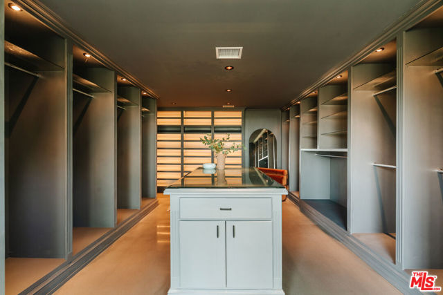 8559 Edwin Drive, Los Angeles CA: https://media.crmls.org/mediaz/096cea39-fc53-4df7-9244-e6b5931af56f.jpg