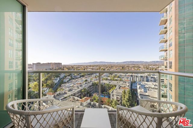 13700 Marina Pointe Drive, 1410 photo 3