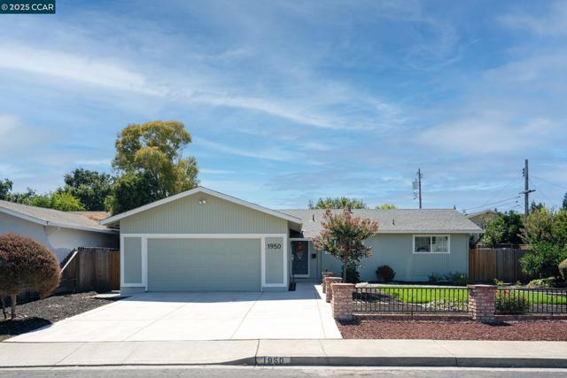 1950 Emerald St, Concord CA: https://media.crmls.org/mediaz/096e2bf9-515a-4a61-be96-93a15912d732.jpg