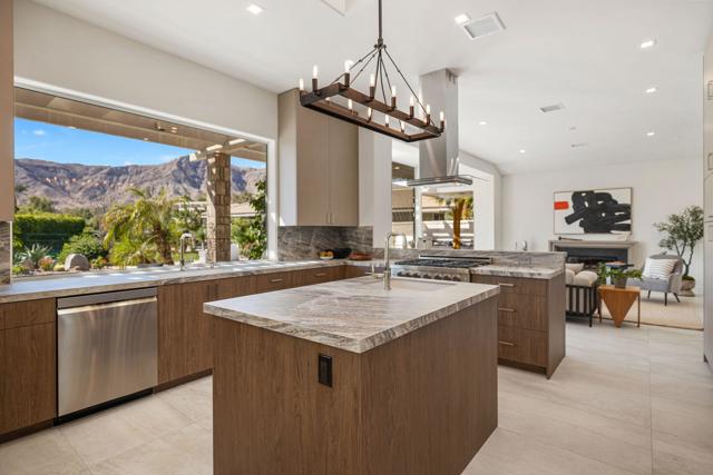 9 Regency Drive, Rancho Mirage CA: https://media.crmls.org/mediaz/096ea69f-29ae-4572-a670-39c4c85d3eca.jpg